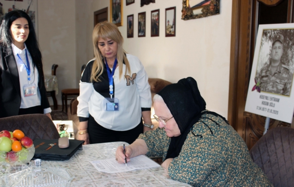 Lənkəranda şəhid anasının evinə daşınan seçki qutusu aparılıb
