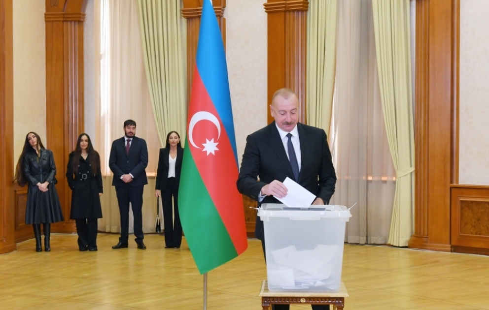 Prezident İlham Əliyev, birinci xanım Mehriban Əliyeva və ailə üzvləri Xankəndidə səs veriblər YENİLƏNİB