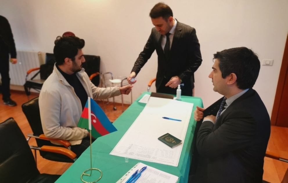 Buxarestdə seçicilər fəal iştirak edirlər