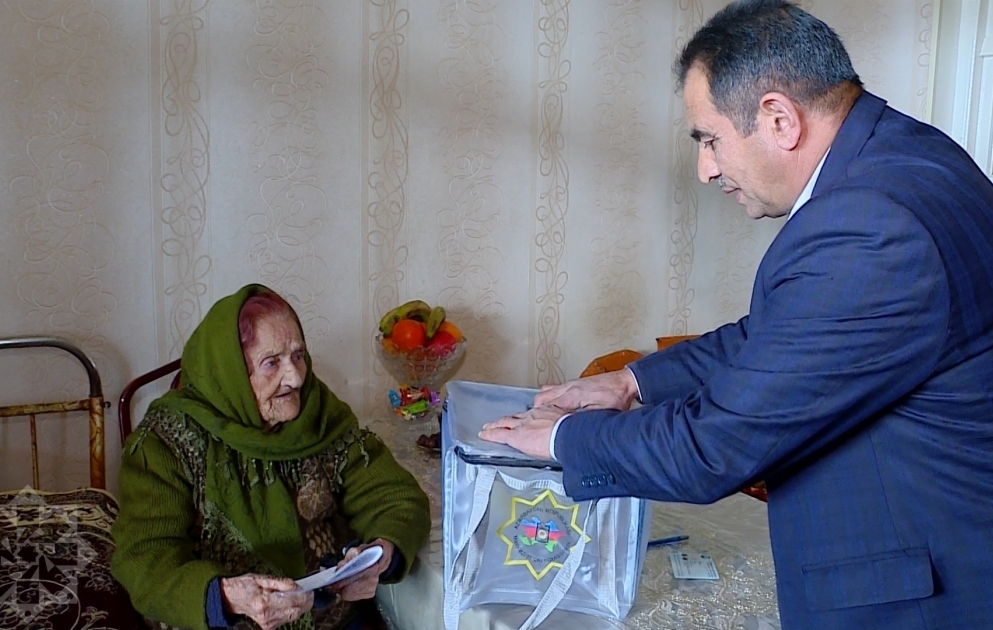 117 yaşlı Səyalı nənə öz evində səs verib