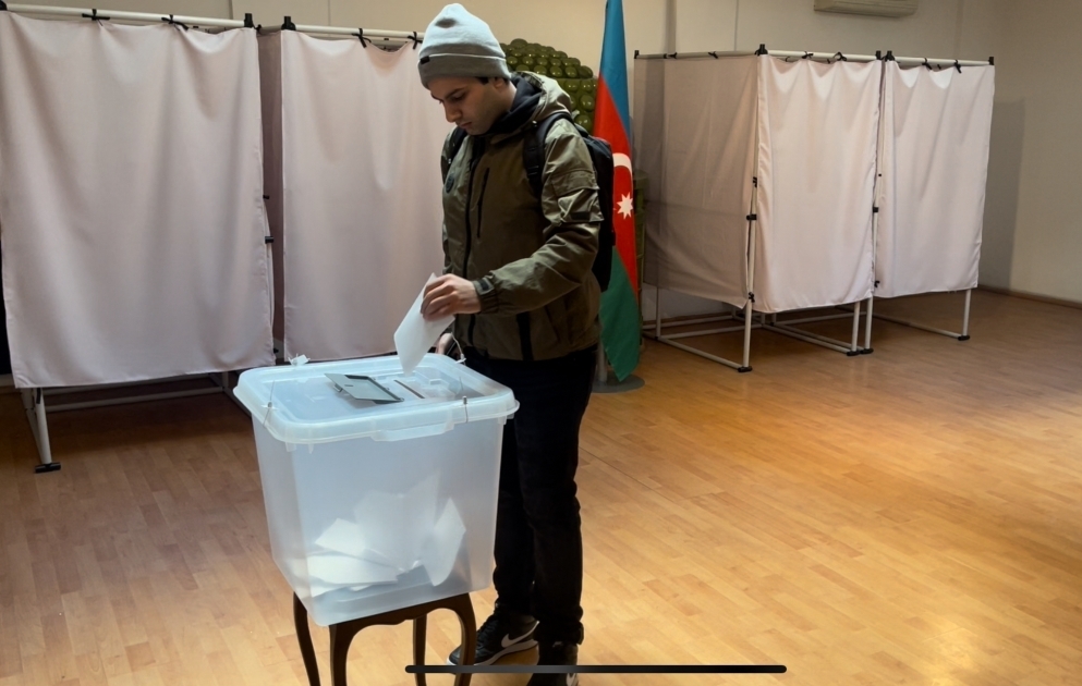Azərbaycanın Macarıstandakı səfirliyində növbədənkənar prezident seçkiləri üzrə səsvermə davam edir