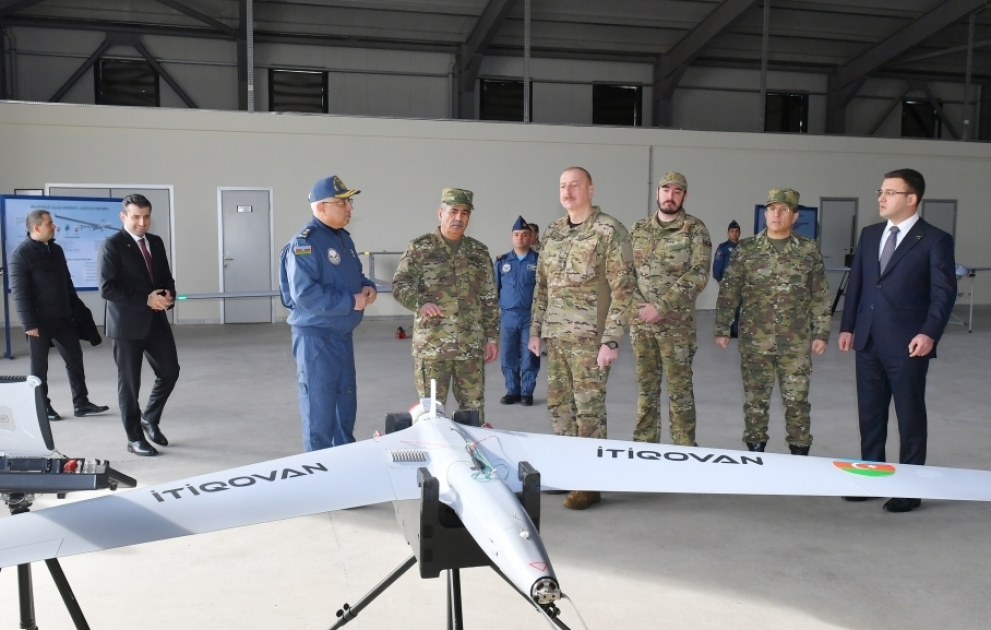 Le président Ilham Aliyev et son fils Heydar Aliyev visitent des installations militaires de l’Armée de l’Air