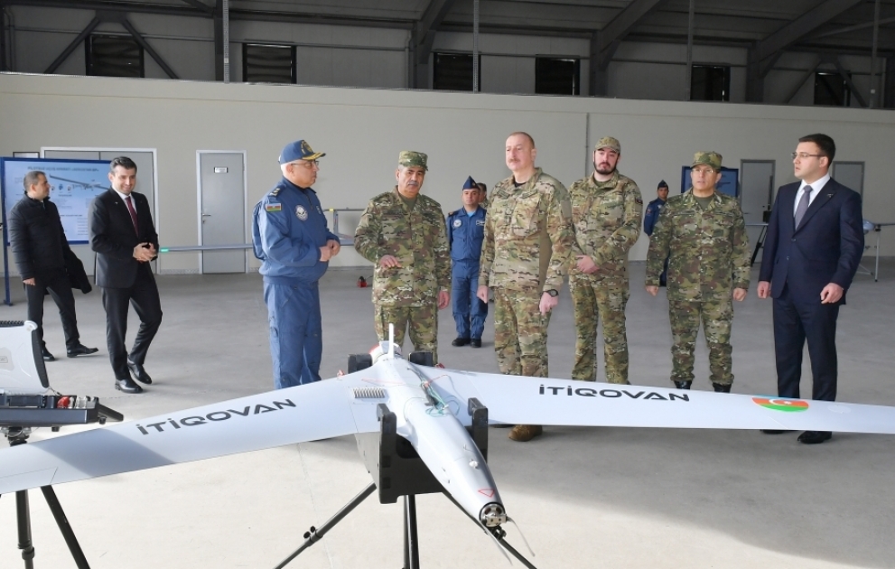 Präsident Ilham Aliyev und sein Sohn Heydar Aliyev besuchen Militäreinrichtungen der Luftwaffe