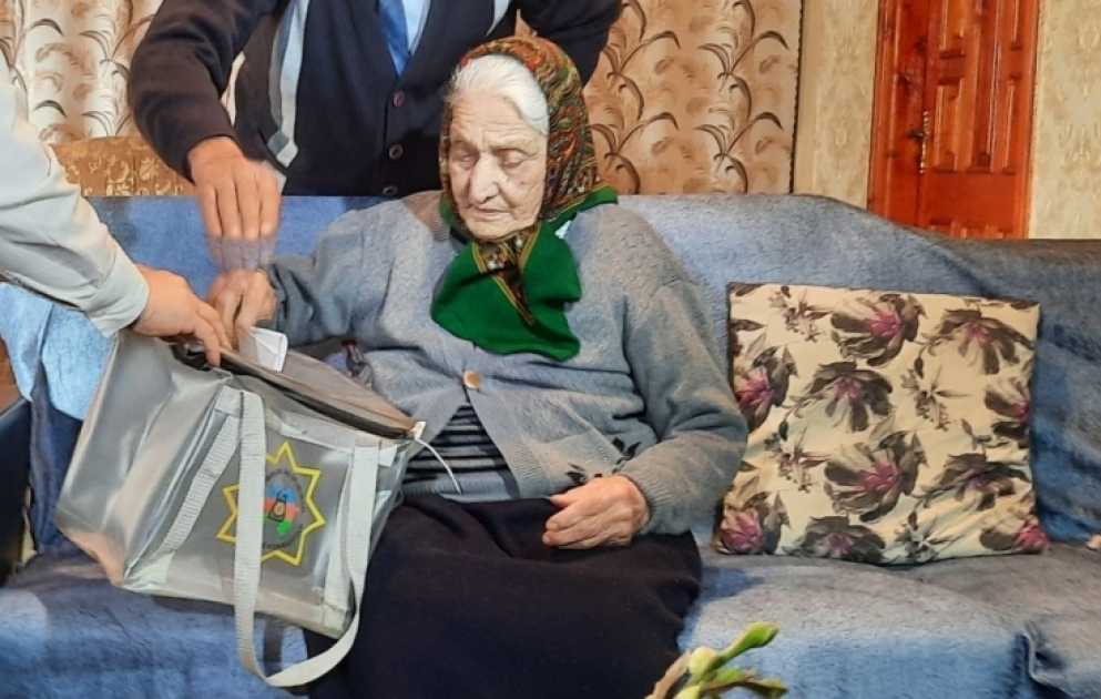 105 yaşlı Ceyran nənənin evinə daşınan seçki qutusu aparılıb