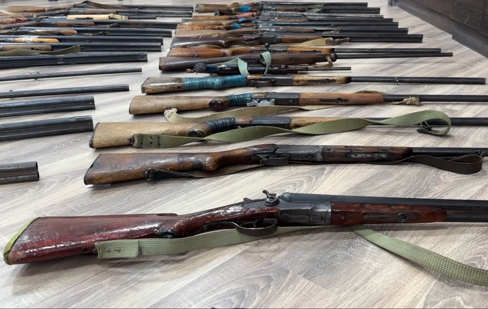 Gəncədə vətəndaşlar qanunsuz saxlanılan silahlarını polisə könüllü təhvil verib