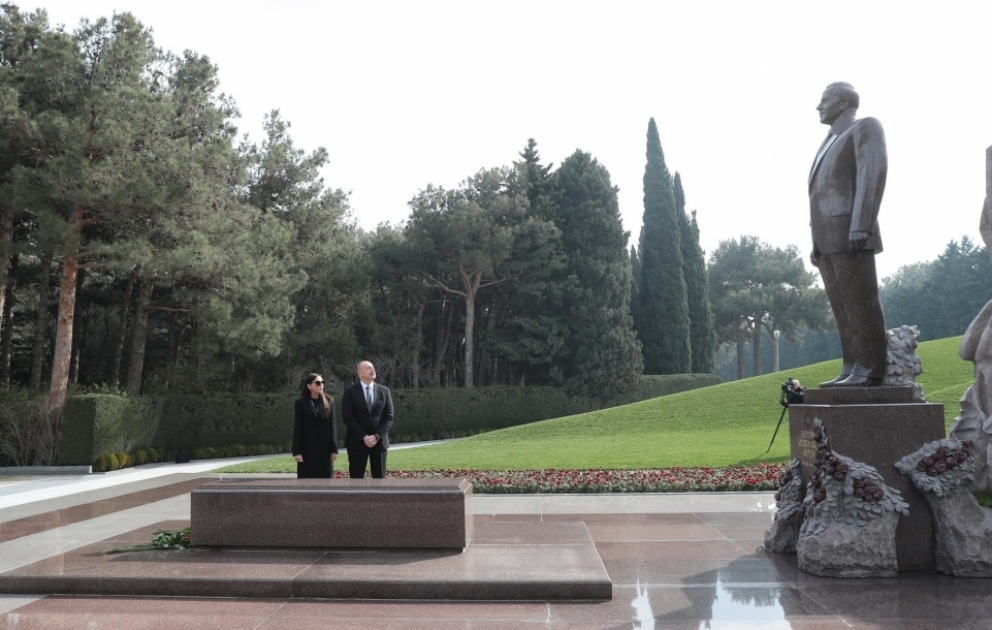 Prezident İlham Əliyev Ümummilli Lider Heydər Əliyevin məzarını ziyarət etdi