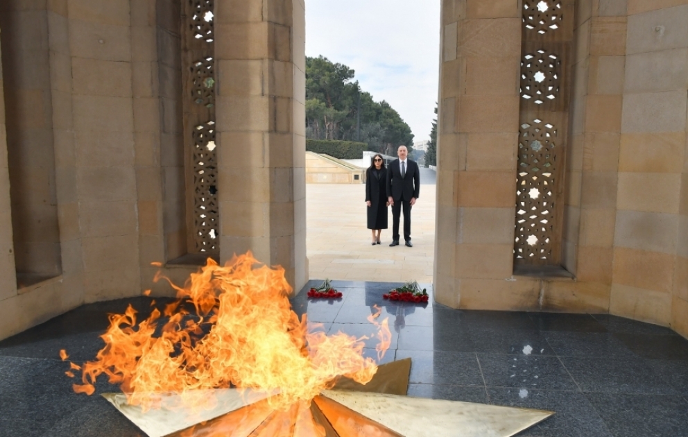 Aserbaidschans Präsident Ilham Aliyev und First Lady Mehriban Aliyeva besuchen Märtyrerallee