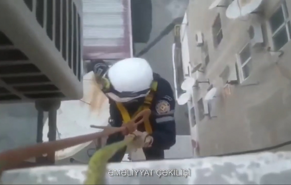 Köməksiz vəziyyətdə qalan azyaşlı uşağı belə xilas etdilər