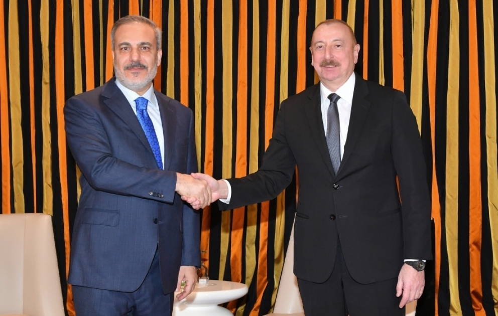 Präsident Ilham Aliyev trifft türkischen Außenminister in München
