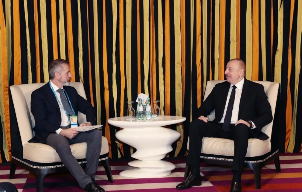 Präsident Ilham Aliyev trifft mit Vorsitzenden von Indra
