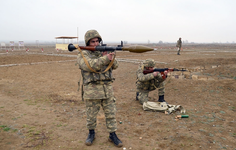 Hərbi vəzifəlilərin praktiki vərdişləri təkmilləşdirilir