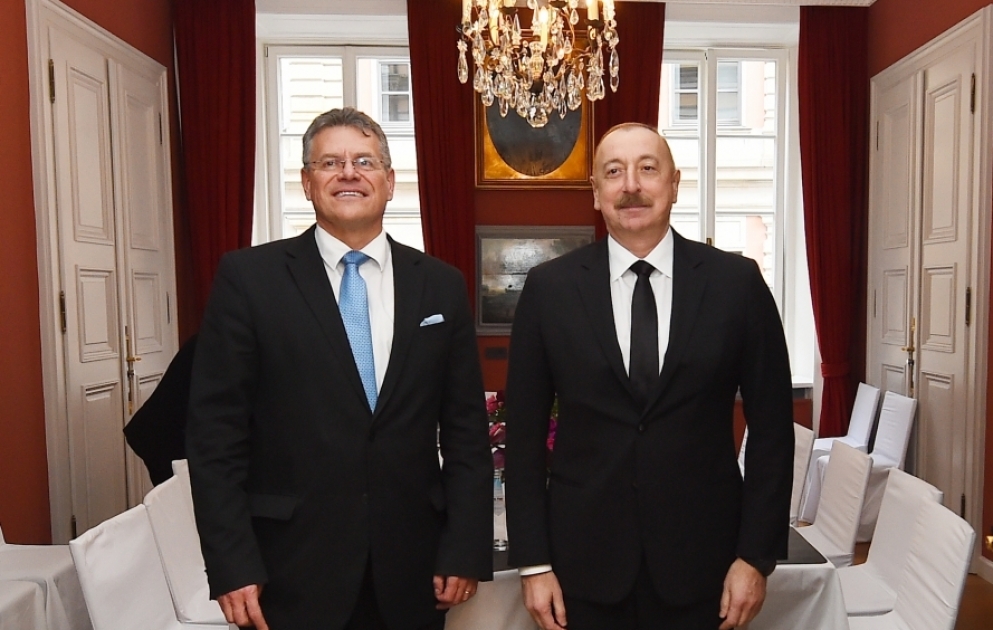 München: Präsident Ilham Aliyev trifft Vizepräsident der Europäischen Kommission für interinstitutionelle Beziehungen und Zukunftsforschung