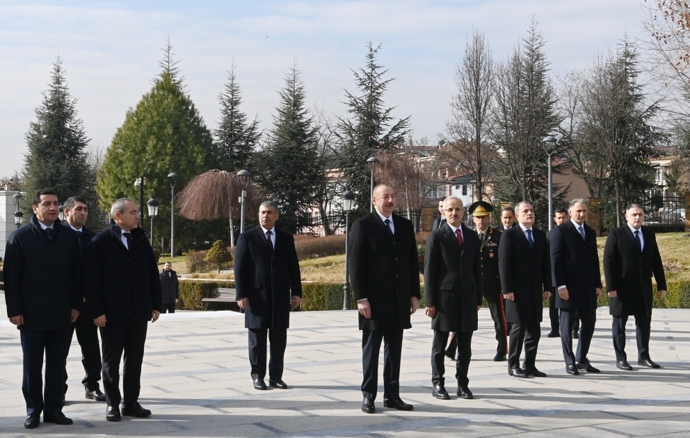Präsident Ilham Aliyev besucht Denkmal von Heydar Aliyev in Ankara