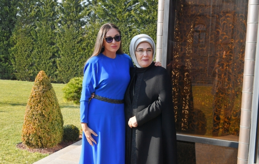 Rencontre des premières dames azerbaïdjanaise et turque à Ankara