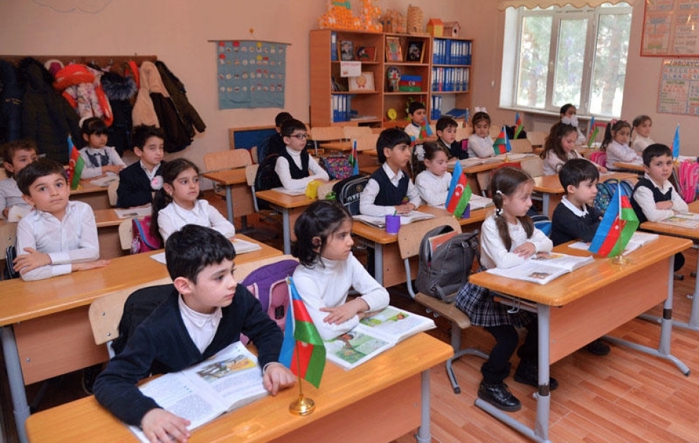 AZƏRTAC XƏBƏR VERİR: Şagirdlərin yerdəyişməsi zamanı hansı çətinliklər yaranır?