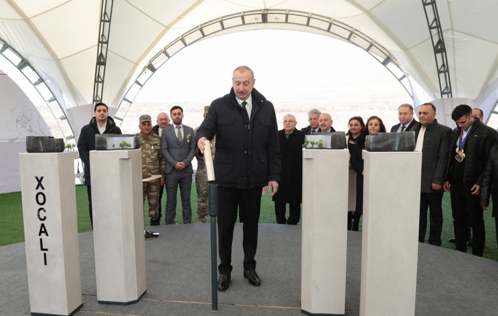 Президент Ильхам Алиев заложил фундамент мемориала жертвам Ходжалинского геноцида и встретился с представителями общественности района