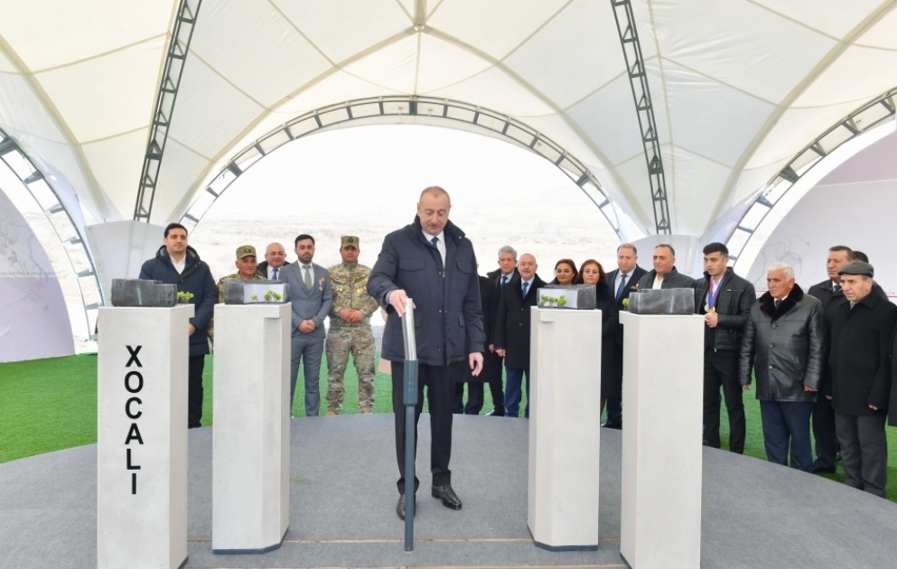 Präsident Ilham Aliyev legt Grundstein für das Völkermorddenkmal in Chodschali