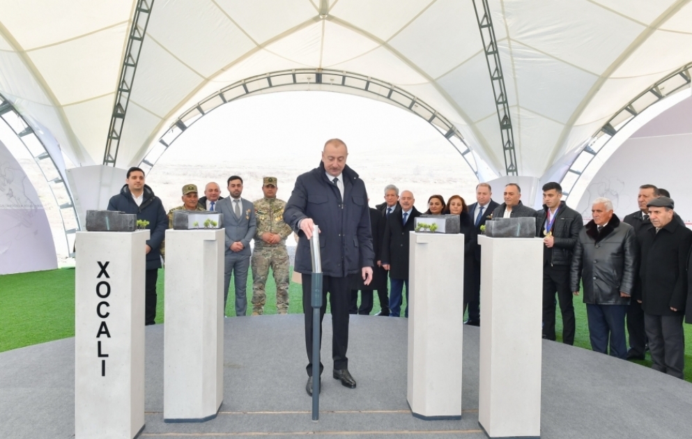 Khodjaly : le président Ilham Aliyev pose la première pierre du mémorial du génocide de Khodjaly et rencontre des représentants de la communauté régionale