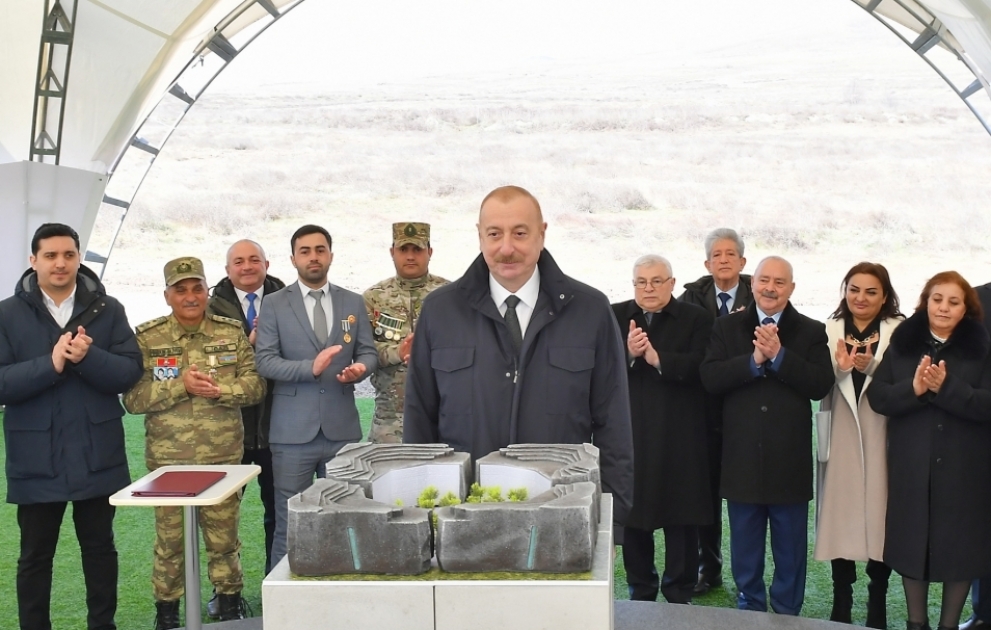 AZƏRTAC XƏBƏR VERİR: Prezident İlham Əliyev Xocalı şəhərində Xocalı soyqırımı memorialının təməlini qoyub