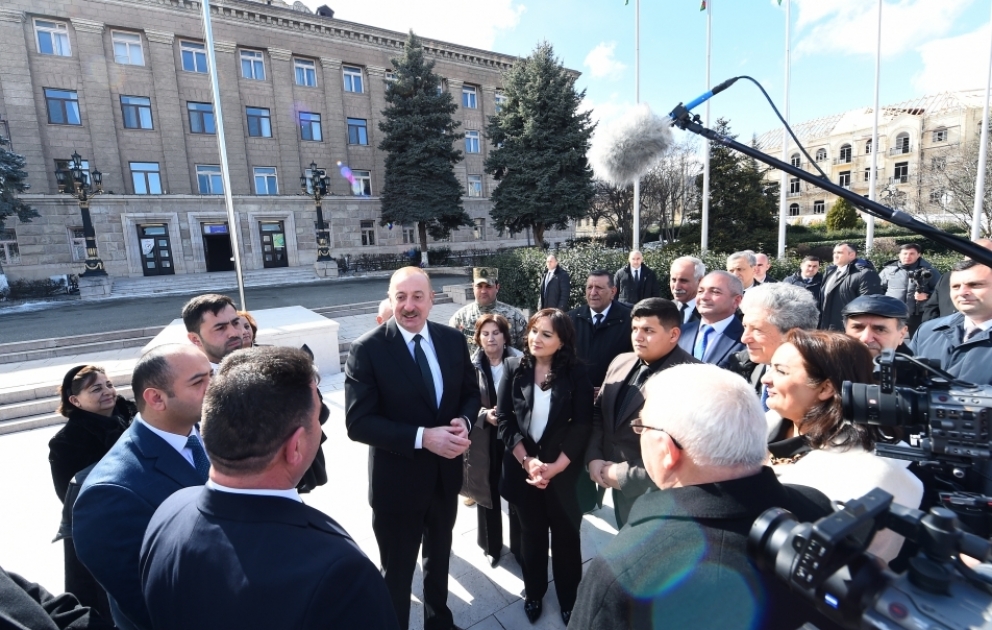 Prezident İlham Əliyev sakinlərlə Xankəndini gəzdi