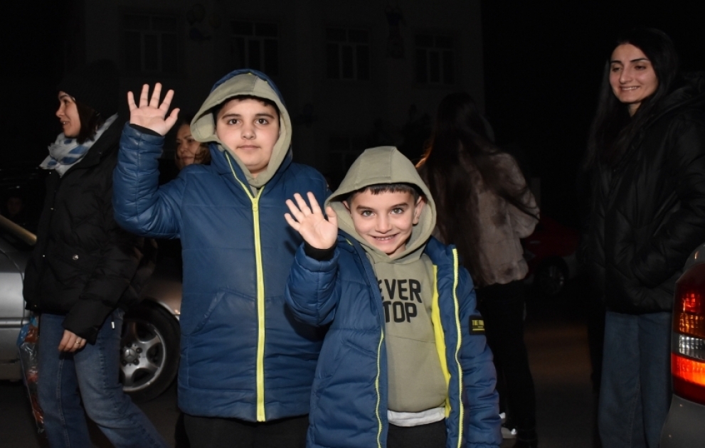 Очередная группа семей возвращается в город Лачин