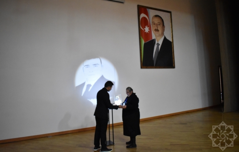 Şəki şəhidlərinin şüşə üzərində həkk edilmiş portretləri ailə üzvlərinə təqdim olunub