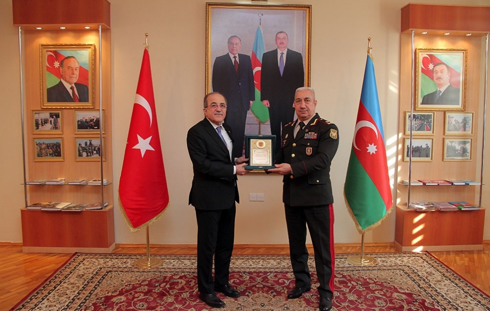 Türkiyənin milli müdafiə nazirinin müavini hərbi institutu ziyarət edib