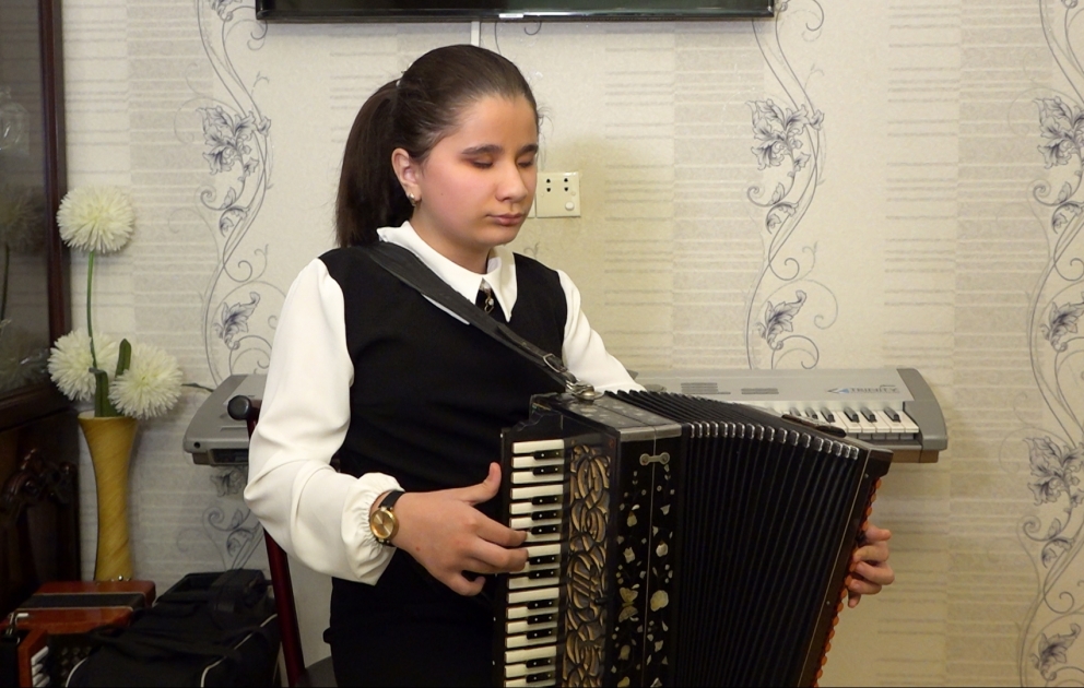 Görmə məhdudiyyətli qarmon ifaçısı