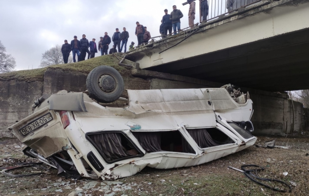 Xaçmazda mikroavtobus dərəyə aşıb, yaralanan var
