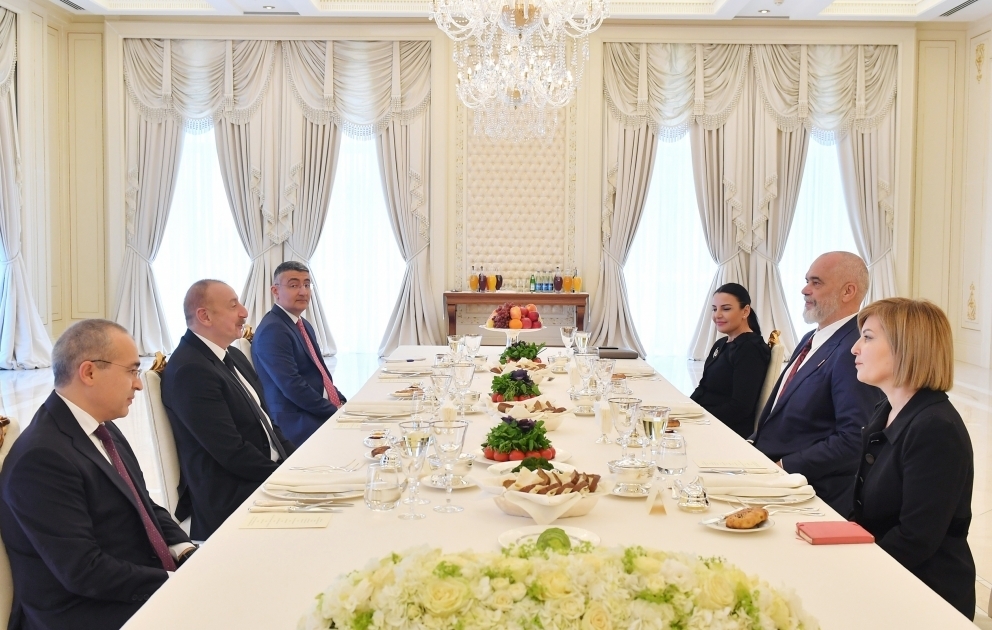 Präsident Ilham Aliyev und Albaniens Premierminister treffen sich in erweitertem Format