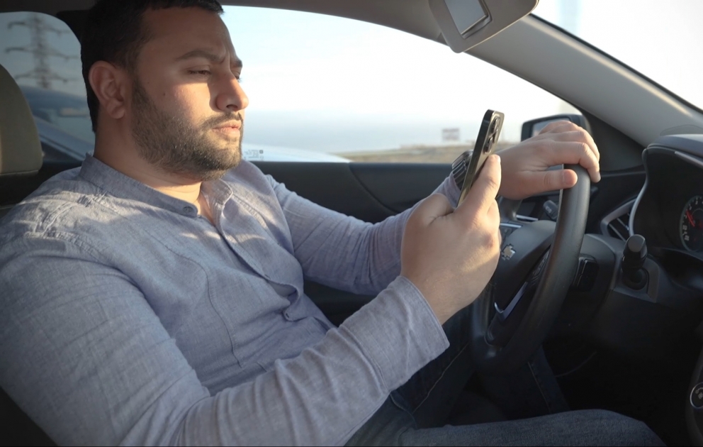 Sükan arxasında mobil telefondan istifadə qəza riskini artırır