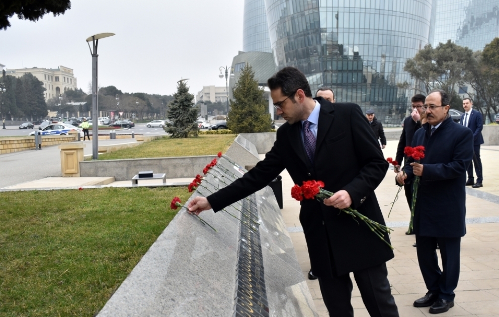 Türkiyə xarici işlər nazirinin müavini Şəhidlər xiyabanını və “Türk şəhidliyi” abidəsini ziyarət edib