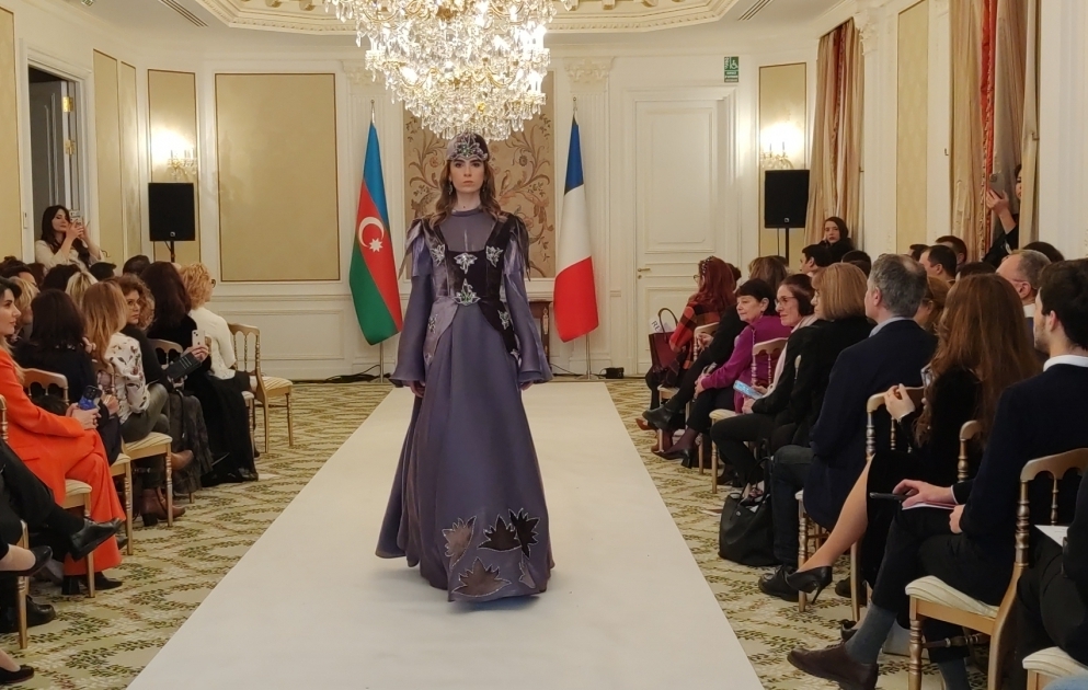 Parisdə Qarabağın milli geyimləri nümayiş olunub