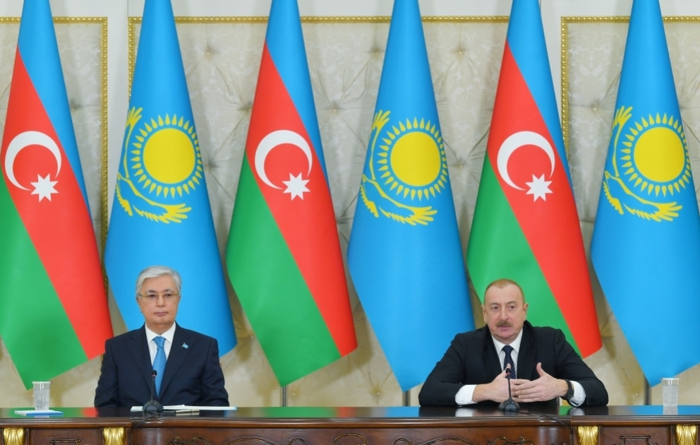 Ilham Aliyev et Kassym-Jomart Tokaïev font des déclarations à la presse