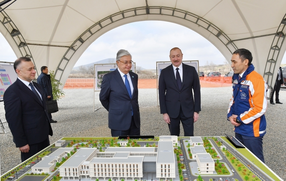 Ilham Aliyev und Kassym-Schomart Tokajew machen sich mit Entwurf eines Krankenhauses im Rayon Füsuli vertraut
