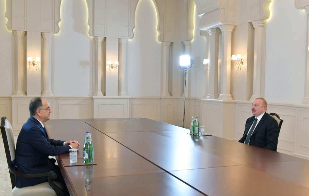 Präsident Ilham Aliyev trifft albanischen Präsidenten