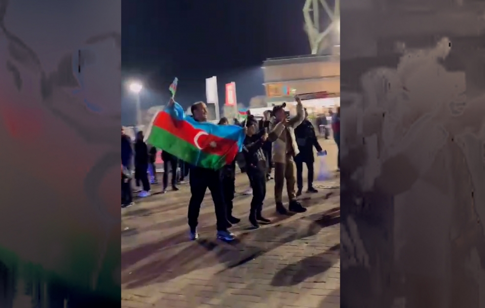 "Qarabağ" azarkeşləri Almaniyada "BayArena"nın qarşısında
