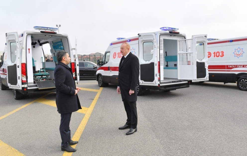 Präsident Ilham Aliyev besichtigt neu erworbene moderne Krankenwagen