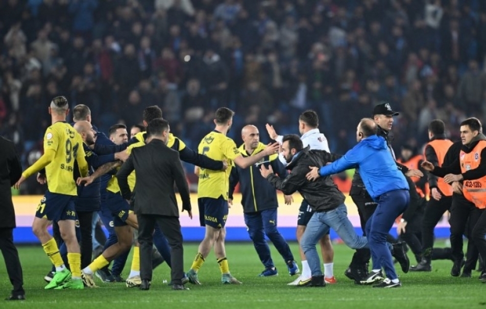 “Trabzonspor” azarkeşləri "Fənərbağça" futbolçularına hücum ediblər