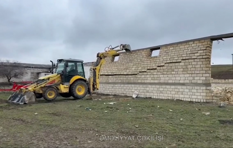 Qubanın Digah kəndində qanunsuz tikili sökülüb
