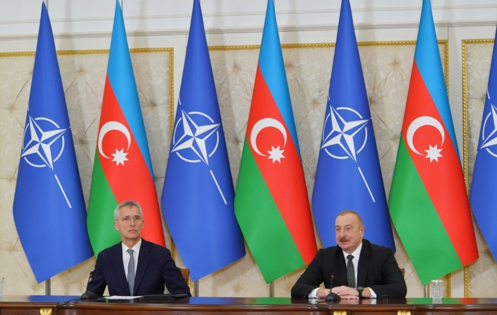 Präsident Ilham Aliyev und NATO-Generalsekretär Jens Stoltenberg geben Presseerklärungen ab