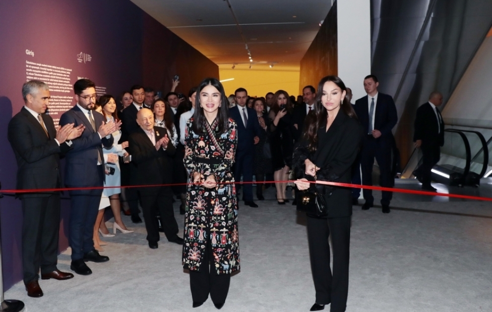 Im Heydar Aliyev Center Ausstellung unter dem Titel „Erbe in Stichen: Eine Reise durch Stick- und Nähtraditionen Usbekistans“ eröffnet 
Erste Vizepräsidentin Aserbaidschans Mehriban Aliyeva und Assistentin vom Präsidenten Usbekistans Saida Mirziyoyeva nehmen an Eröffnungsveranstaltung teil