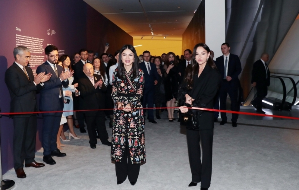 Bakou : le Centre Heydar Aliyev accueille une exposition intitulée « Le patrimoine dans les points de nœud : un voyage à travers les traditions de la broderie et de la couture ouzbèkes » 
La première vice-présidente azerbaïdjanaise Mehriban Aliyeva et l’assistante du président ouzbek Saida Mirzioïeva assistent à la cérémonie d’ouverture