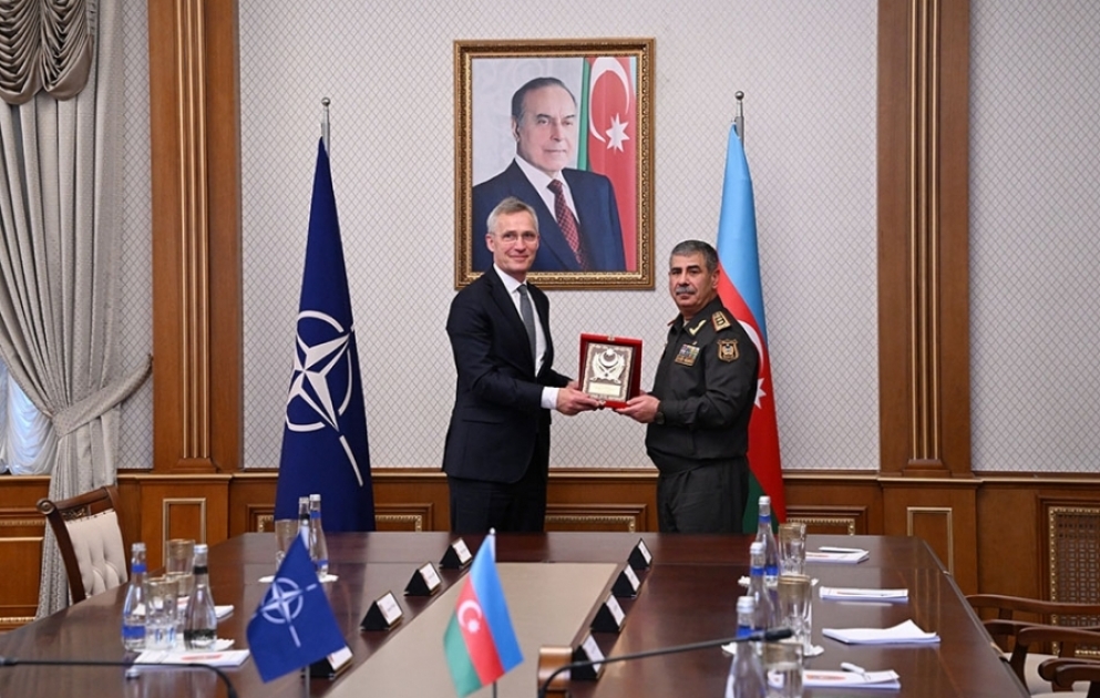 Министр обороны Азербайджана встретился с генеральным секретарем НАТО