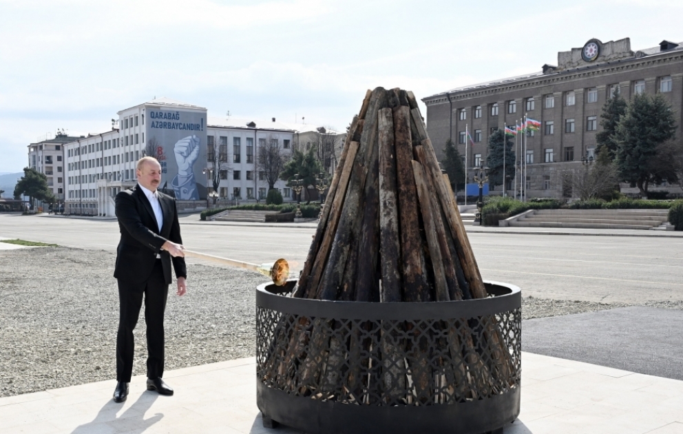 Präsident Ilham Aliyev entzündet Novruz-Feuer in der Stadt Chankendi und gratuliert allen Menschen in Aserbaidschan zum Fest
