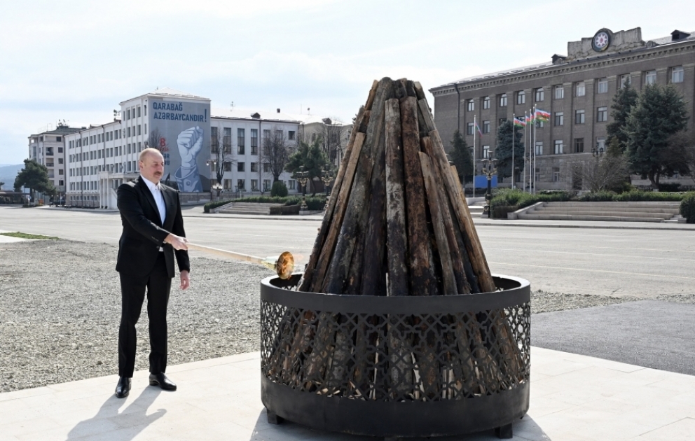 Le président Ilham Aliyev adresse ses vœux aux Azerbaïdjanais pour la fête de Novrouz après avoir allumé le feu festif à Khankendi