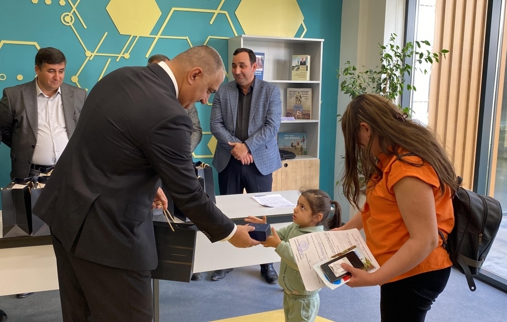 Les 35 familles parties pour Fuzouli arrivent et reçoivent les clés de leurs maisons