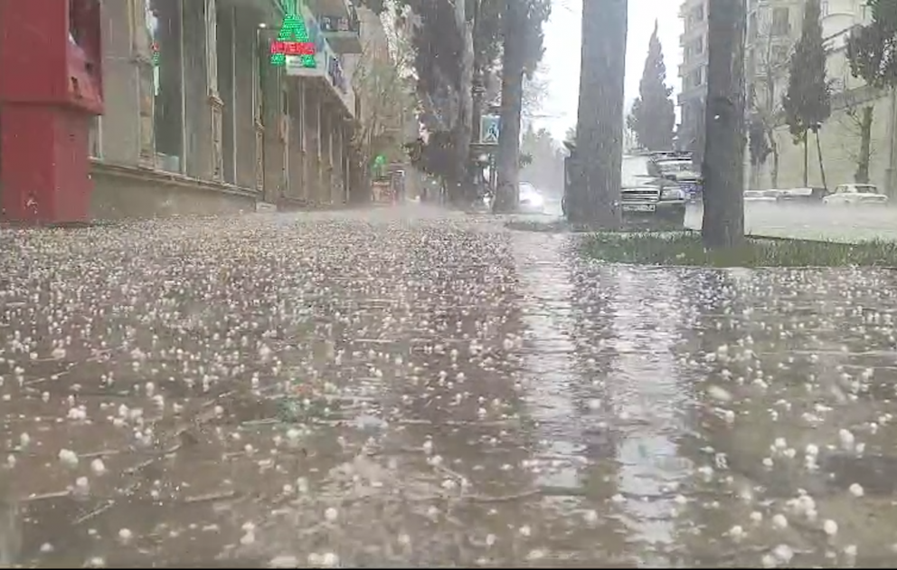 Gəncəyə dolu düşüb