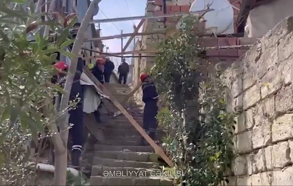 FHN-ın əməkdaşları güclü küləyin yaratdığı fəsadları aradan qaldırıblar