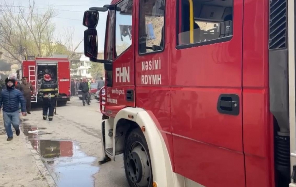 Bakıda binada yanğın olub